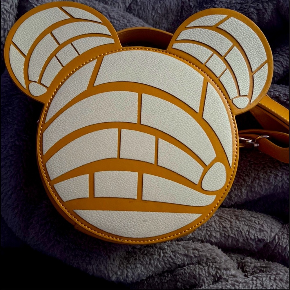 Mickey concha crossbody